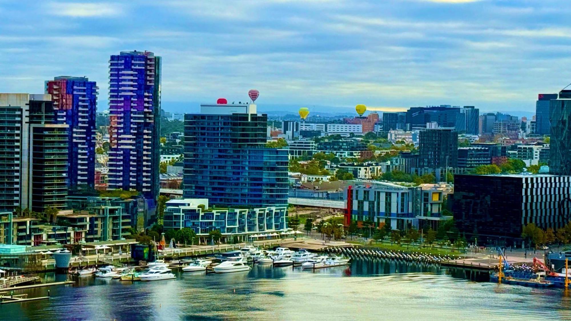 Yarra Accommodation Private Apartments & Ensuite Room With Stunning Yarra River & City Views — Photos 1